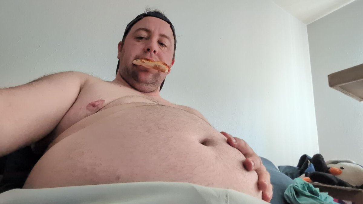 snackerdoodle2's tweet photo. Ate a whole large pizza for the first time
I feel huge and fat https://t.co/59XupSJ7im