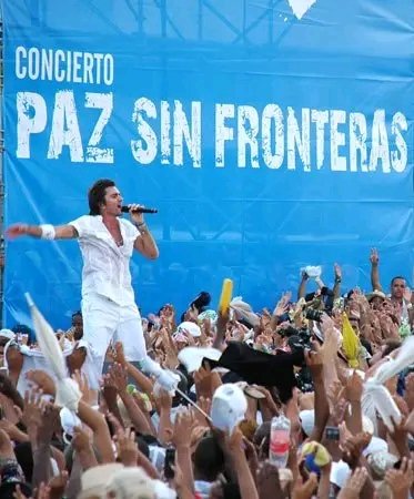 Yoamel_Acosta's tweet photo. El 20 de septiembre de 2009 y bajo un sol abrasador más de 1 millón de cubanos participaron en el Concierto por la Paz. 
🇨🇺 Duélale a quien le duela, ya se hizo el concierto en La Habana!, exclamó Juan Formell, cuando Los Van Van cerró el concierto. @CubaEsCultura #CubaEstáFirme https://t.co/z4XyEyXJoF