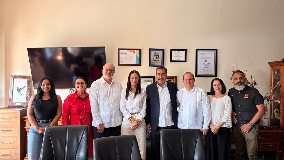 EmbaCuMex's tweet photo. 🇨🇺🤝🇲🇽 Embajada de Cuba concluye jornada de trabajo en Jalisco

Como parte del programa de la visita de funcionarios de la Embajada de Cuba a Guadalajara, encabezada por el Embajador Eugenio Martínez Enríquez, se sostuvo un encuentro con líderes de fuerzas políticas, sociales, sindicales y populares del Estado de Jalisco.

👥 En el fraterno intercambio, los líderes jaliscienses reflexionaron sobre los desafíos actuales para los pueblos de Nuestra América ante la embestida injerencista del gobierno de los EEUU hacia nuestro continente.

En este escenario, coincidieron en la vigencia del legado el Comandante en Jefe Fidel Castro Ruz, y en el significado de la Revolución cubana y la resistencia de su pueblo, como ejemplo y paradigma para los que luchan por un mundo mejor. Expresaron que para ellos constituye un deber ético, moral y revolucionario defender a Cuba y a su pueblo.

🗣️ Por su parte, el Embajador de Cuba en México explicó cómo la voluntad popular en Cuba ha sostenido a la Revolución, ante los intentos del gobierno estadounidense de dividir a las fuerzas revolucionarias. Ratificó la unidad de la dirección del partido y del gobierno cubanos para enfrentar junto al pueblo las agresiones de los EEUU, y alertó de los grandes retos políticos e ideológicos que nos impone el escenario actual para los que defendemos la soberanía de nuestros países.

🗣️ La Embajadora Johana Tablada de la Torre, segunda jefa de Misión, agradeció el histórico apoyo de México a Cuba, del que enfatizó, siempre ha constituido una fortaleza y aliento a la historia de resistencia de nuestro pueblo. Destacó la importancia de mantener las acciones en solidaridad con Cuba que promuevan la información y el apoyo a la difícil situación que impone al pueblo cubano la escalada de las agresiones de los EEUU.

🤝 Entre otra de las actividades de la comitiva cubana en Jalisco, se destacó el encuentro con la presidenta Municipal de Tlaquepaque, Laura Imelda Pérez Segura, en el Palacio de Gobierno de esa localidad. En el ameno encuentro, ambas partes reconocieron las históricas relaciones de amistad entre nuestros gobiernos y pueblos, y la importancia de la defensa de las tradiciones y raíces culturales para fortalecer nuestras soberanías.

#100AñosConFidel