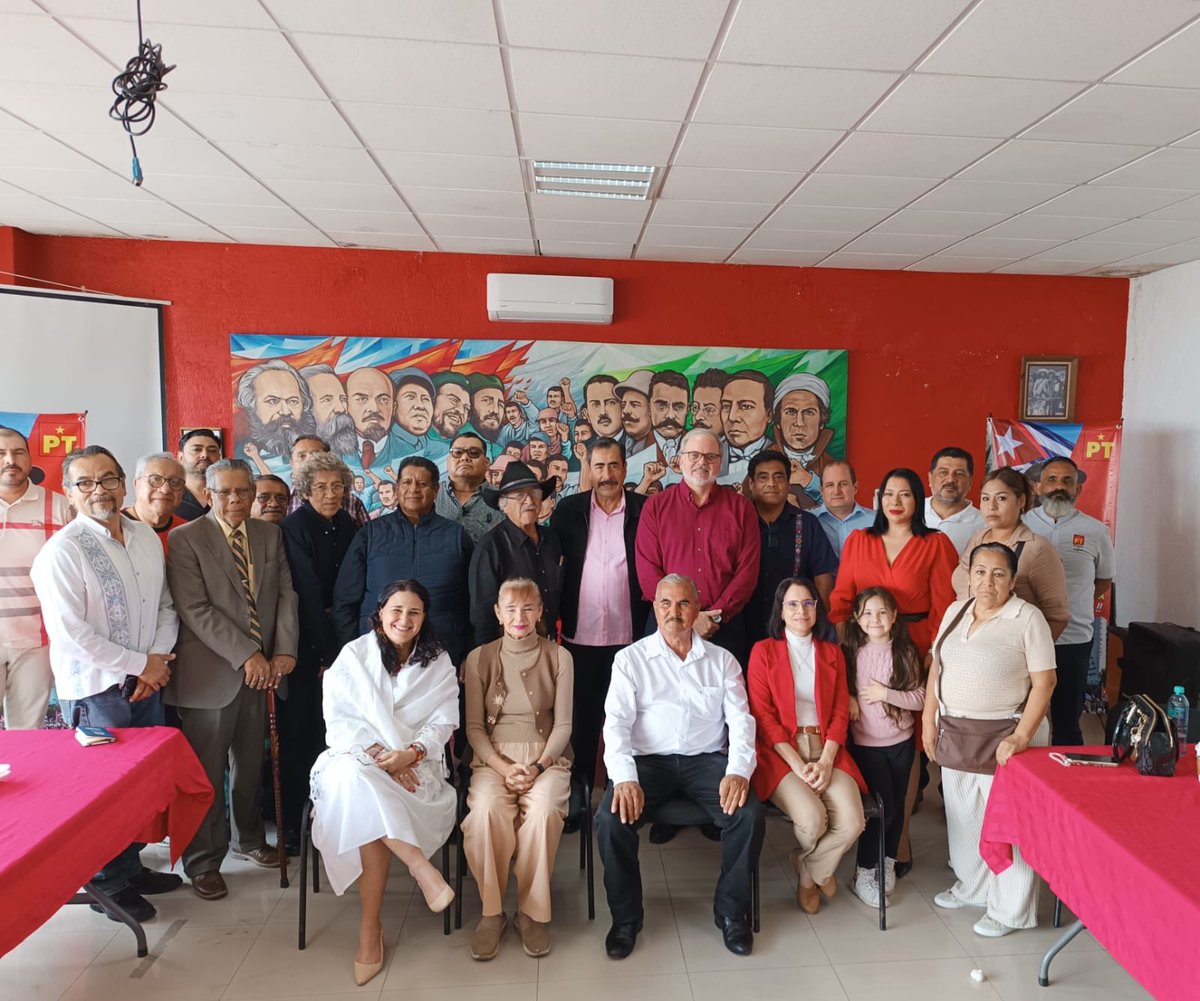 EmbaCuMex's tweet photo. 🇨🇺🤝🇲🇽 Embajada de Cuba concluye jornada de trabajo en Jalisco

Como parte del programa de la visita de funcionarios de la Embajada de Cuba a Guadalajara, encabezada por el Embajador Eugenio Martínez Enríquez, se sostuvo un encuentro con líderes de fuerzas políticas, sociales, sindicales y populares del Estado de Jalisco.

👥 En el fraterno intercambio, los líderes jaliscienses reflexionaron sobre los desafíos actuales para los pueblos de Nuestra América ante la embestida injerencista del gobierno de los EEUU hacia nuestro continente.

En este escenario, coincidieron en la vigencia del legado el Comandante en Jefe Fidel Castro Ruz, y en el significado de la Revolución cubana y la resistencia de su pueblo, como ejemplo y paradigma para los que luchan por un mundo mejor. Expresaron que para ellos constituye un deber ético, moral y revolucionario defender a Cuba y a su pueblo.

🗣️ Por su parte, el Embajador de Cuba en México explicó cómo la voluntad popular en Cuba ha sostenido a la Revolución, ante los intentos del gobierno estadounidense de dividir a las fuerzas revolucionarias. Ratificó la unidad de la dirección del partido y del gobierno cubanos para enfrentar junto al pueblo las agresiones de los EEUU, y alertó de los grandes retos políticos e ideológicos que nos impone el escenario actual para los que defendemos la soberanía de nuestros países.

🗣️ La Embajadora Johana Tablada de la Torre, segunda jefa de Misión, agradeció el histórico apoyo de México a Cuba, del que enfatizó, siempre ha constituido una fortaleza y aliento a la historia de resistencia de nuestro pueblo. Destacó la importancia de mantener las acciones en solidaridad con Cuba que promuevan la información y el apoyo a la difícil situación que impone al pueblo cubano la escalada de las agresiones de los EEUU.

🤝 Entre otra de las actividades de la comitiva cubana en Jalisco, se destacó el encuentro con la presidenta Municipal de Tlaquepaque, Laura Imelda Pérez Segura, en el Palacio de Gobierno de esa localidad. En el ameno encuentro, ambas partes reconocieron las históricas relaciones de amistad entre nuestros gobiernos y pueblos, y la importancia de la defensa de las tradiciones y raíces culturales para fortalecer nuestras soberanías.

#100AñosConFidel