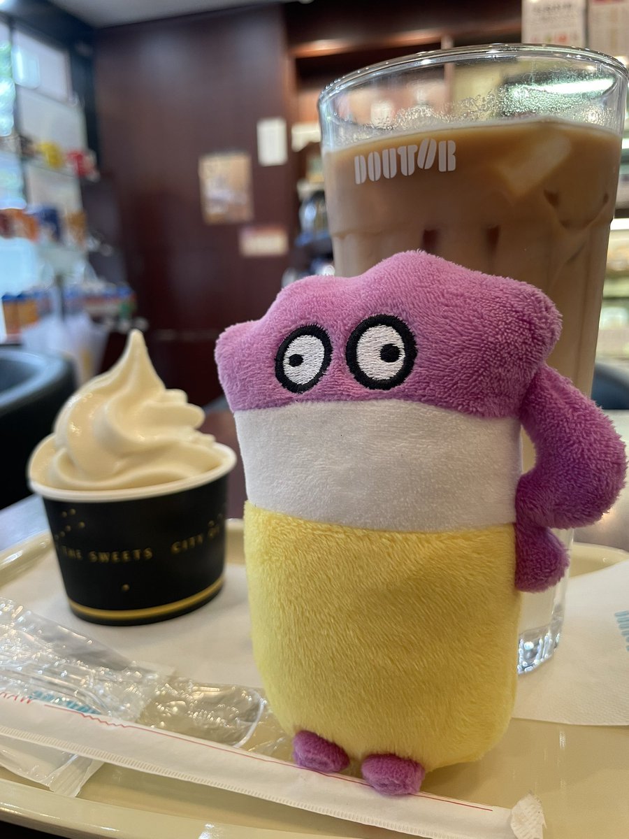 asche_m_a's tweet photo. この人、またアイス食べてる。
(物販までのんびりするでやんす) https://t.co/hyP1VGJID0
