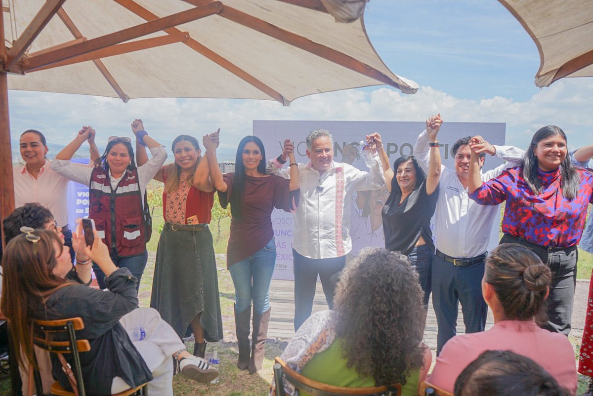 SNietoCastillo's tweet photo. Estuve en el taller "Mujeres, Política y Trabajo: Caminos de Igualdad Sustantiva".

La igualdad sustantiva se construye así: con mujeres organizadas y decididas a ocupar los espacios que les corresponden. No como favor, sino como derecho.

La transformación que queremos para Querétaro no puede construirse sin ellas.
Sin formación no hay transformación. 

Gracias a mis compañeras por acompañarnos @beatrizroblesgs, Pueblito Rangel, Paty Rizo, Leilani Ordóñez, Maribel Barrón, y todas las que asistieron. 
#SantiagoNieto #TransformandoQuerétaro