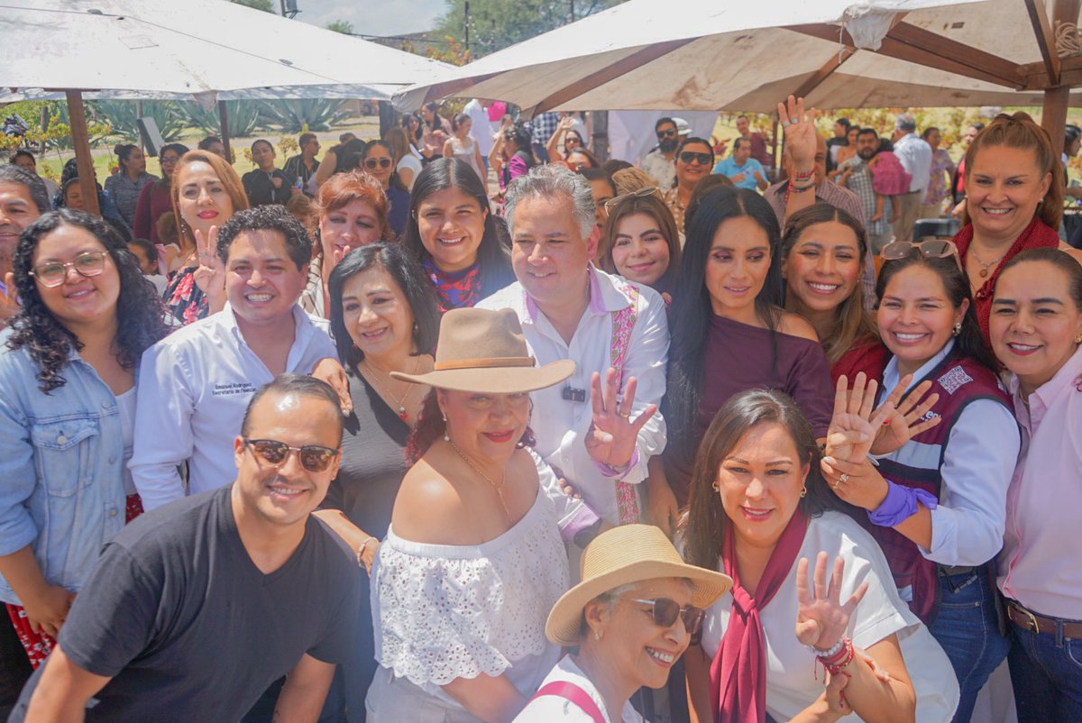 SNietoCastillo's tweet photo. Estuve en el taller "Mujeres, Política y Trabajo: Caminos de Igualdad Sustantiva".

La igualdad sustantiva se construye así: con mujeres organizadas y decididas a ocupar los espacios que les corresponden. No como favor, sino como derecho.

La transformación que queremos para Querétaro no puede construirse sin ellas.
Sin formación no hay transformación. 

Gracias a mis compañeras por acompañarnos @beatrizroblesgs, Pueblito Rangel, Paty Rizo, Leilani Ordóñez, Maribel Barrón, y todas las que asistieron. 
#SantiagoNieto #TransformandoQuerétaro