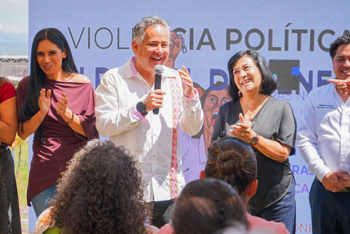 SNietoCastillo's tweet photo. Estuve en el taller "Mujeres, Política y Trabajo: Caminos de Igualdad Sustantiva".

La igualdad sustantiva se construye así: con mujeres organizadas y decididas a ocupar los espacios que les corresponden. No como favor, sino como derecho.

La transformación que queremos para Querétaro no puede construirse sin ellas.
Sin formación no hay transformación. 

Gracias a mis compañeras por acompañarnos @beatrizroblesgs, Pueblito Rangel, Paty Rizo, Leilani Ordóñez, Maribel Barrón, y todas las que asistieron. 
#SantiagoNieto #TransformandoQuerétaro