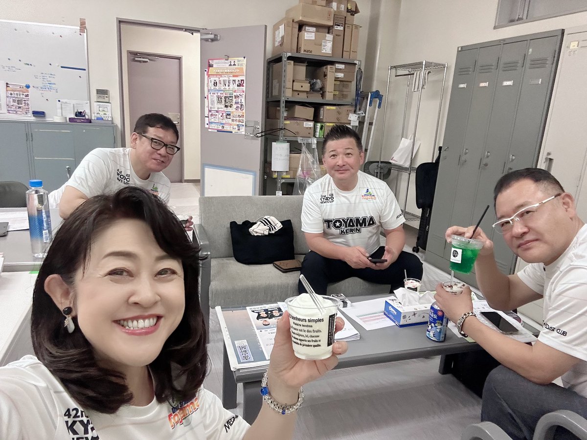 taoguchi's tweet photo. おはようございます！

#富山競輪  #共同通信社杯競輪 GⅡ
最終日の朝です✨

キッチンカーのソフトクリーム🍦を
ごちそうになって
朝から和やかな控室です。

今日もよろしくお願いします😄 https://t.co/PeaWtIMH0e