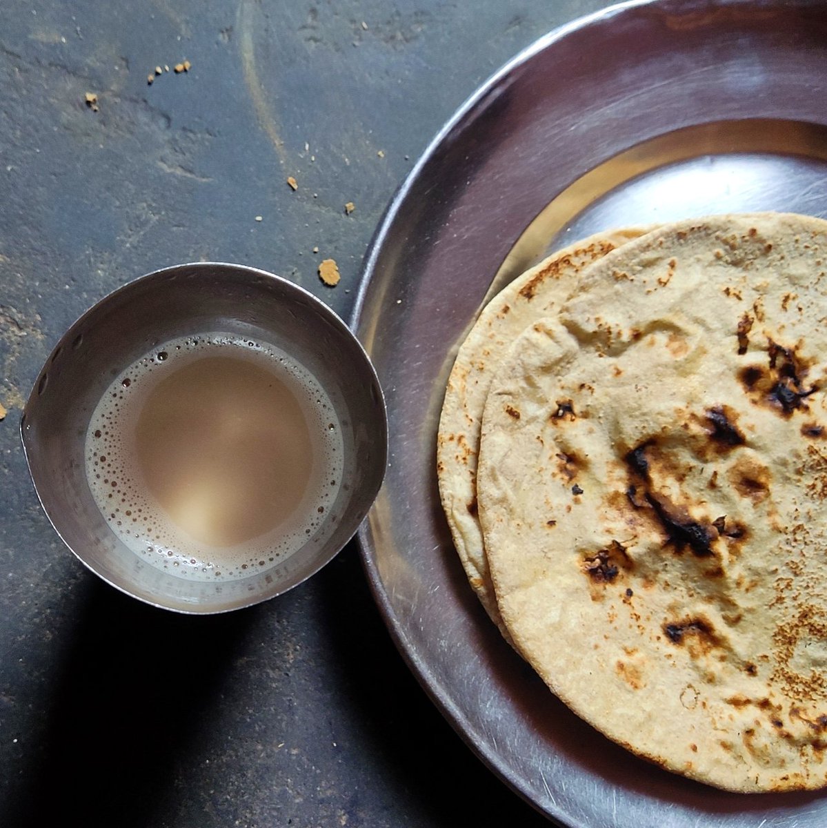 Fintowl's tweet photo. सुबह की सबसे बड़ी खुशी — गरम रोटी और एक कटोरी चाय ☕
न कोई तामझाम, न कोई शो-ऑफ, बस असली स्वाद
#DesiFood #SimpleLife #Fintowl https://t.co/NhRTnQTOH2