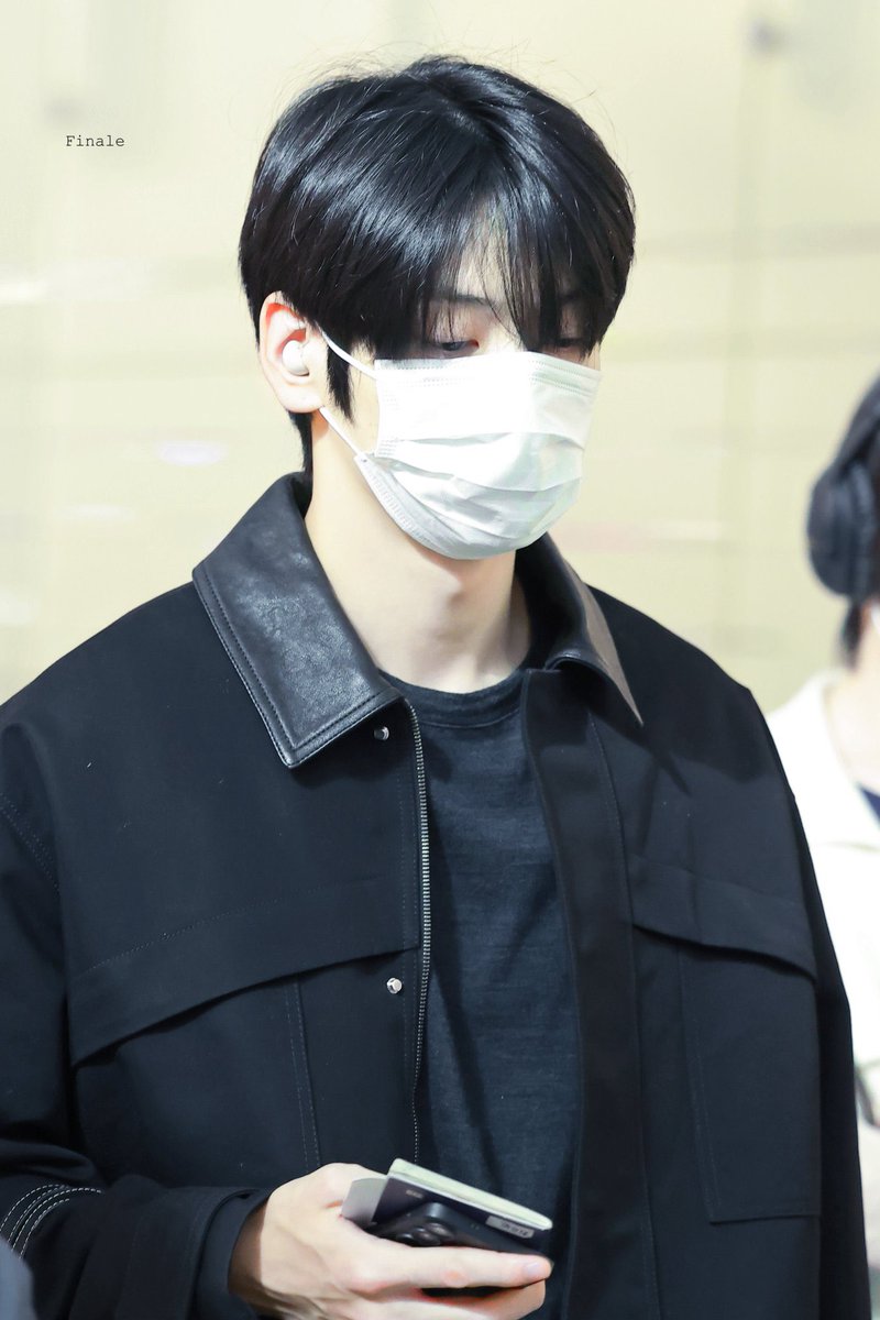 twelve05cm's tweet photo. his hair looks so shiny and pretty he's so pretty soobie 🥹🥹🥹🥹 have a safe flight 🫳🏼 https://t.co/YddJe9r2Lq