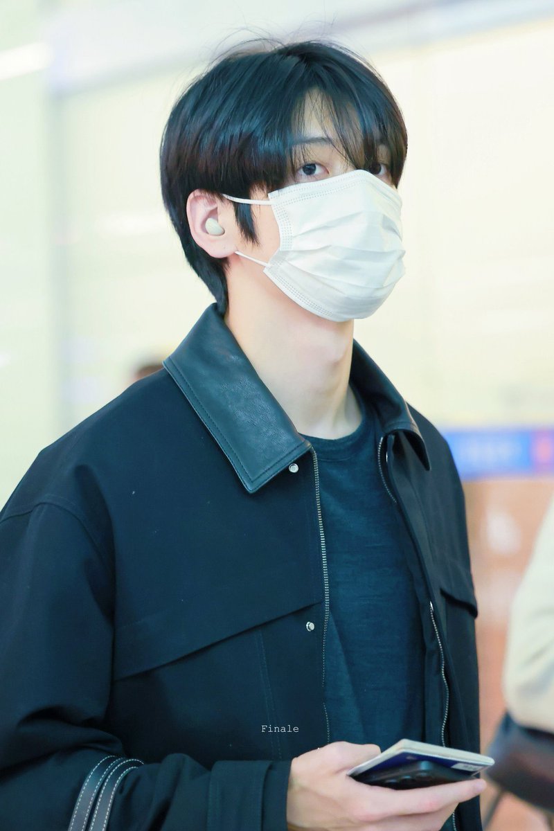 twelve05cm's tweet photo. his hair looks so shiny and pretty he's so pretty soobie 🥹🥹🥹🥹 have a safe flight 🫳🏼 https://t.co/YddJe9r2Lq