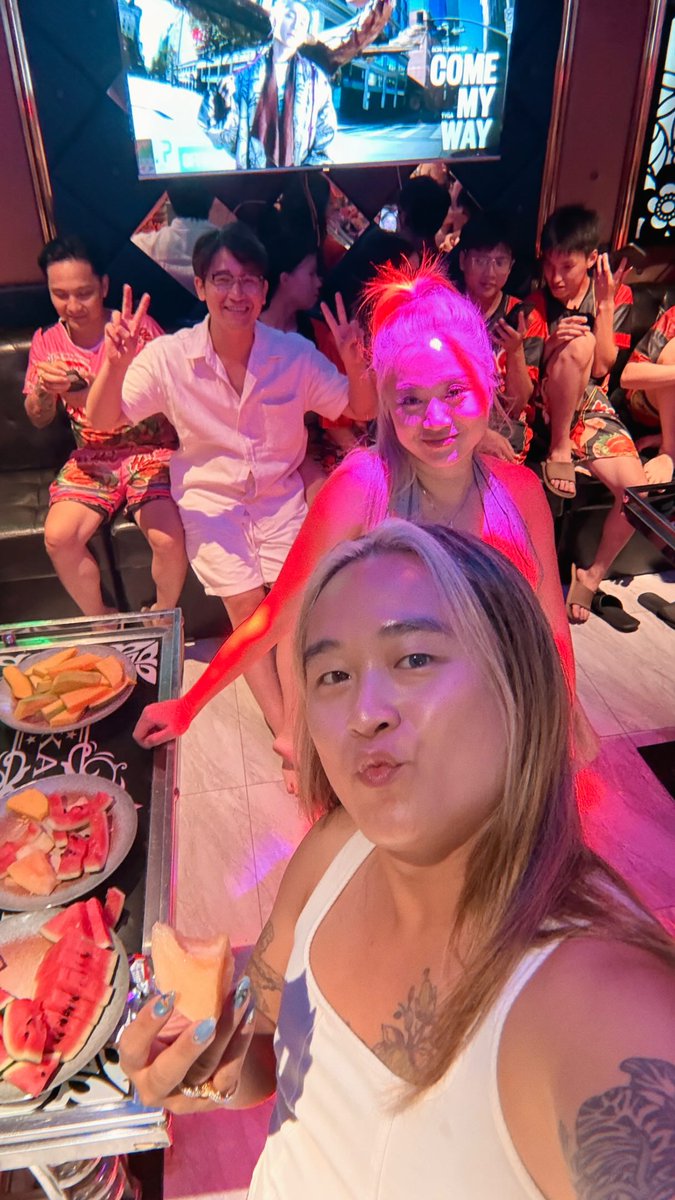 ShermanGratfl's tweet photo. Lên cô ban phước các con ơi! Đúng là cười 💦 ra quần với các con, may mà cô ko mặc quần! Đến cái khăn cuốn chôm chôm của con còn bị lấy để bịt mắt dê 🤣🎶🎵🎤🪩🕺🏻💃🏻🎉🍾🍺🍻 https://t.co/HNF5RRgAqV