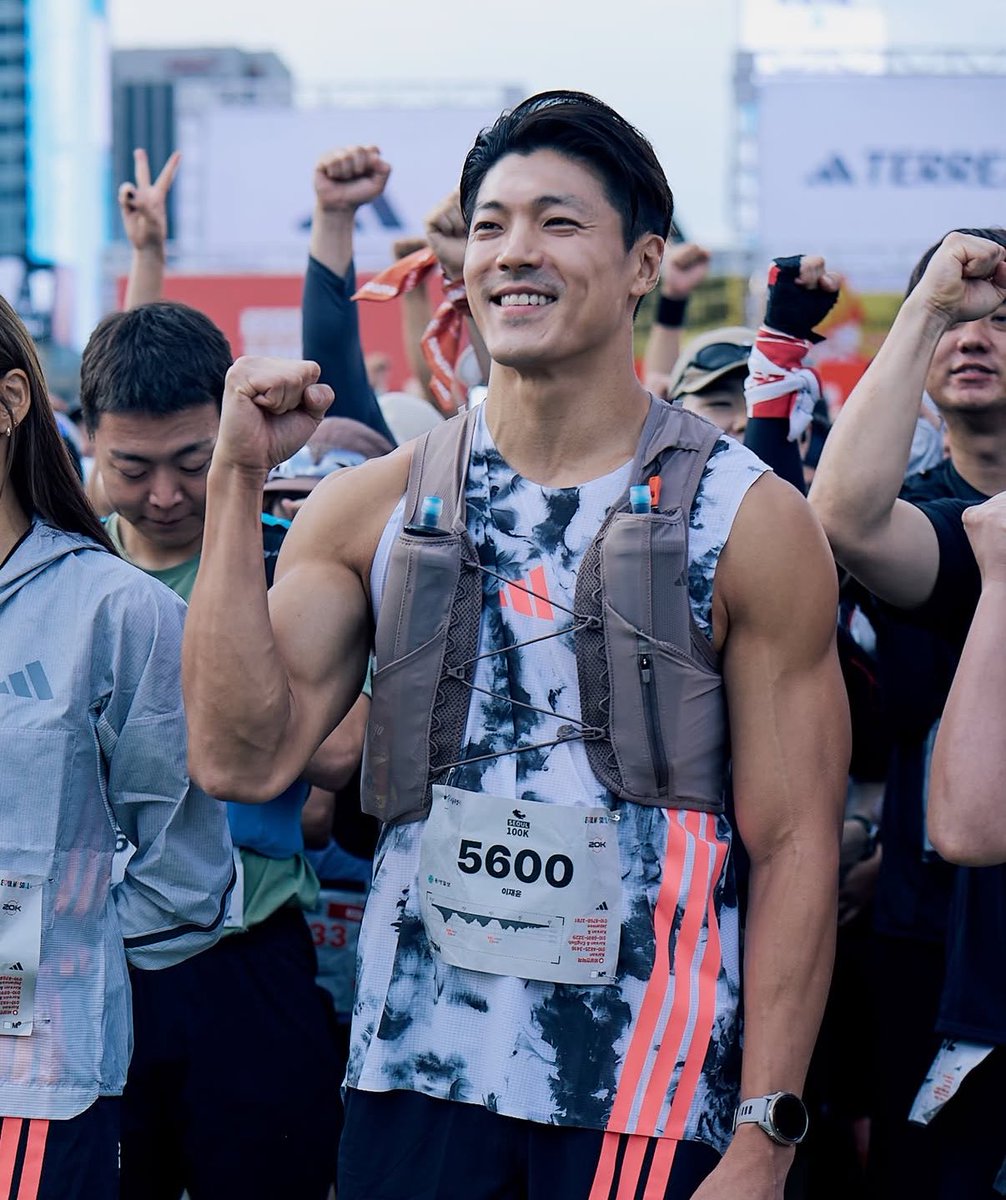 travelman777's tweet photo. 배우 이재윤 피지컬 근황

작년에 이어 서울 100k 마라톤 도전하는 섹시맨.
뭔가 코리아 캡틴 아메리카st https://t.co/az5XqS5QLH