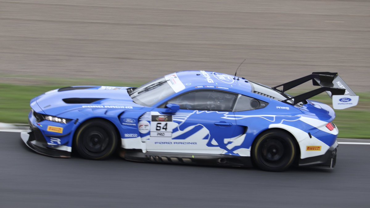 amemiyafdac987's tweet photo. マスタングGT3のリアウイングステーがこんな手前から伸びてるのってリアタイヤ直上に支点持ってきて直にダウンフォースを伝えるためなのかな https://t.co/rTjYHJbVaD