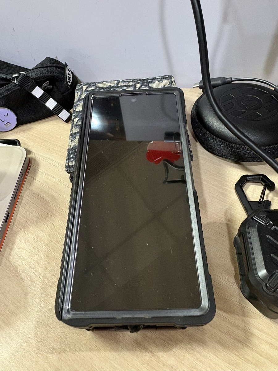 AFL25Ghost's tweet photo. This Supcase UB Grip making myFold 8 Ultra feels like a tank! Love it! #supcase #fold8ultra #samsung https://t.co/nAS5KMLub9