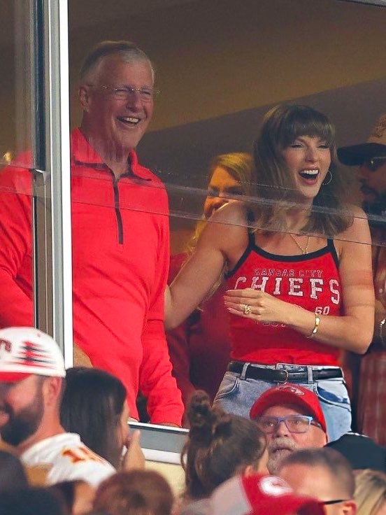 TSwiftNZ's tweet photo. 📸 | Taylor and Scott Swift in the Chiefs suite at tonight’s game https://t.co/akvfnHph78
