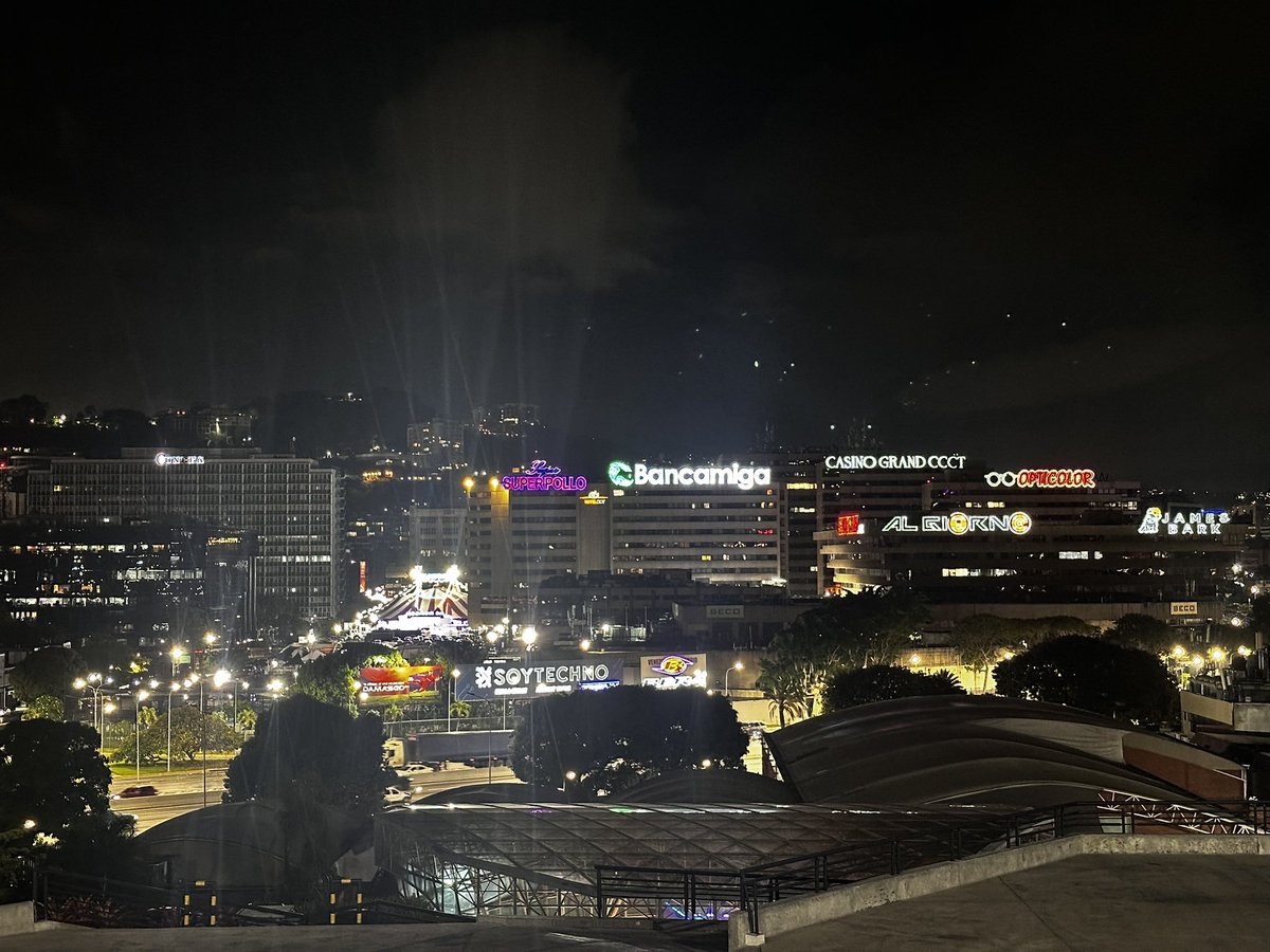 sociotropicoven's tweet photo. Yo usando la electricidad solo para lo esencial en plena crisis eléctrica nacional.

Chacao ahorita: https://t.co/9sIXhuQqTQ