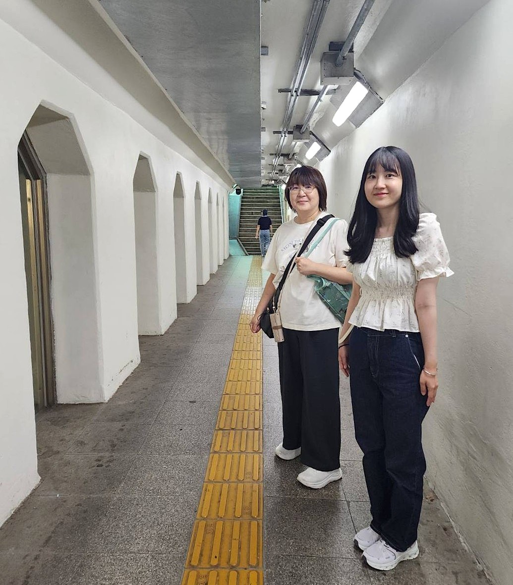 Manchuria7's tweet photo. 週末の酒友はリピーターのお母さんと娘さん。最近人気の永登浦（ヨンドゥンポ）を飲み歩きました。チョン・ウンスク  #ソウル酒場ツアー https://t.co/1ObgJRcKL0