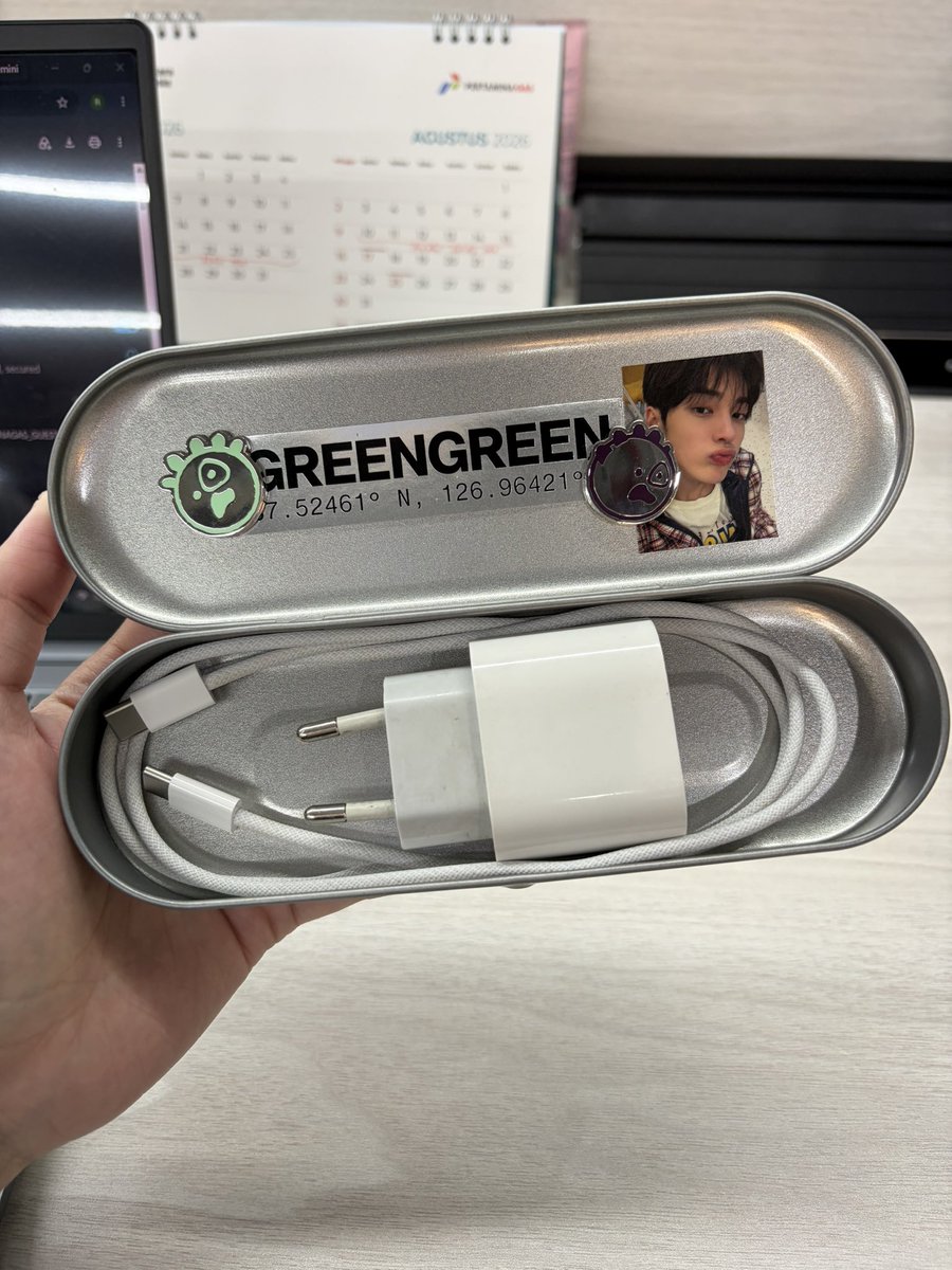 lovingjjami's tweet photo. liaatttt tin case charger gw 🤧🥹😉🤭🤏🤏🤏🤏 https://t.co/BDoxTCyC2M