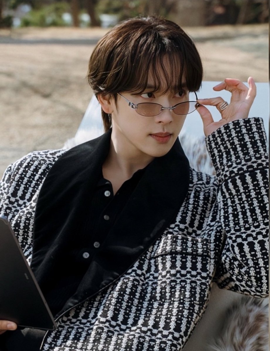 jongwoojanu's tweet photo. whose aunty is this https://t.co/ofDTQl5Gb4