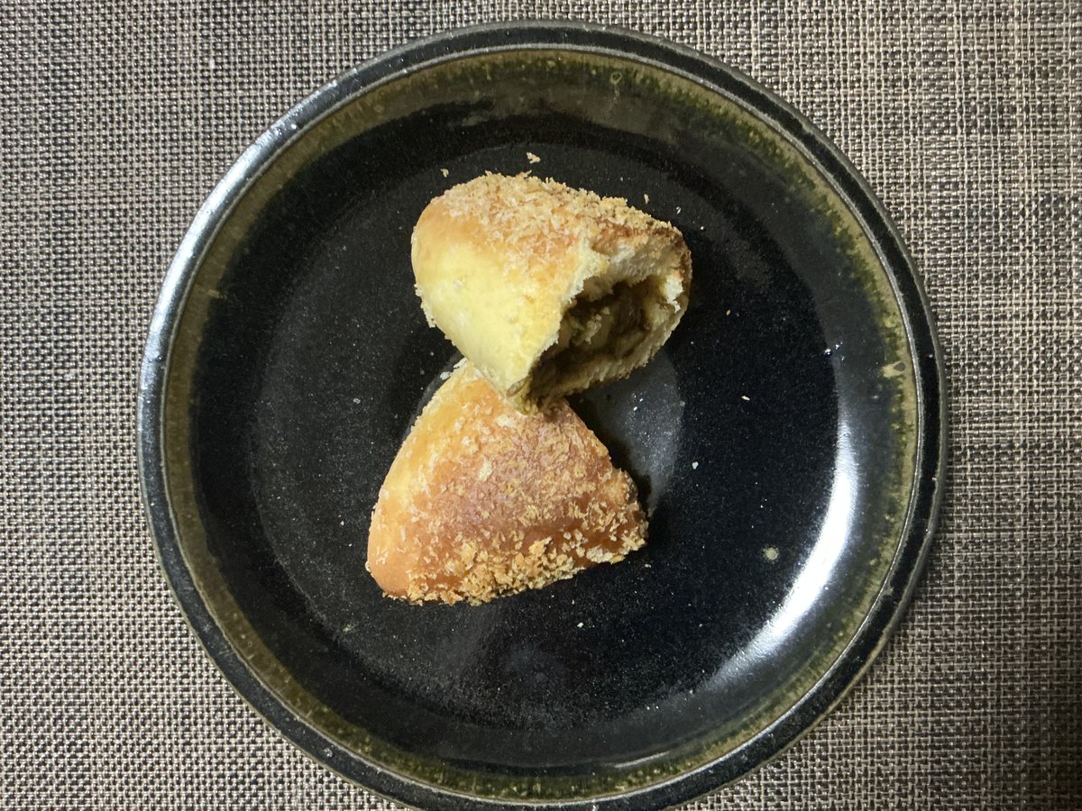 kitsune3526's tweet photo. #おうちごはん

🥖 牛すじカレーパン

多めに作った牛すじカレーの一部をカレーパンにアレンジ　フィリングにするために、サツマイモを足して、さらに少し水分をとばしました

オーブンで焼いた、揚げないカレーパンです　揚げるよりはあっさりで、生地とカレーの味がダイレクトに感じられてうまい https://t.co/7gAsK7BwE7