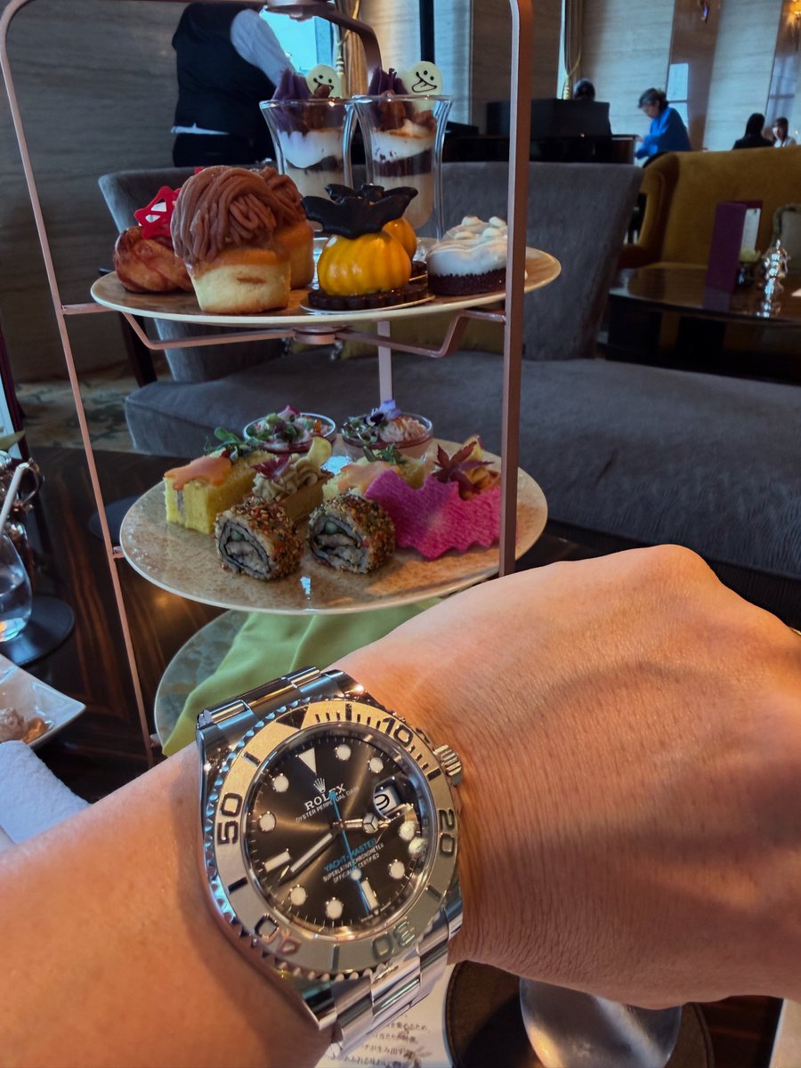 lazukik80's tweet photo. シルバーウィークは家族でシャングリラのハロウィンアフタヌーンティー🎃

#ヨットマスター 
#yachtmaster 
#126622
#rolexyachtmaster
#rolexyachtmaster40 
#ロレックス
#rolex https://t.co/NALYlu7OyP