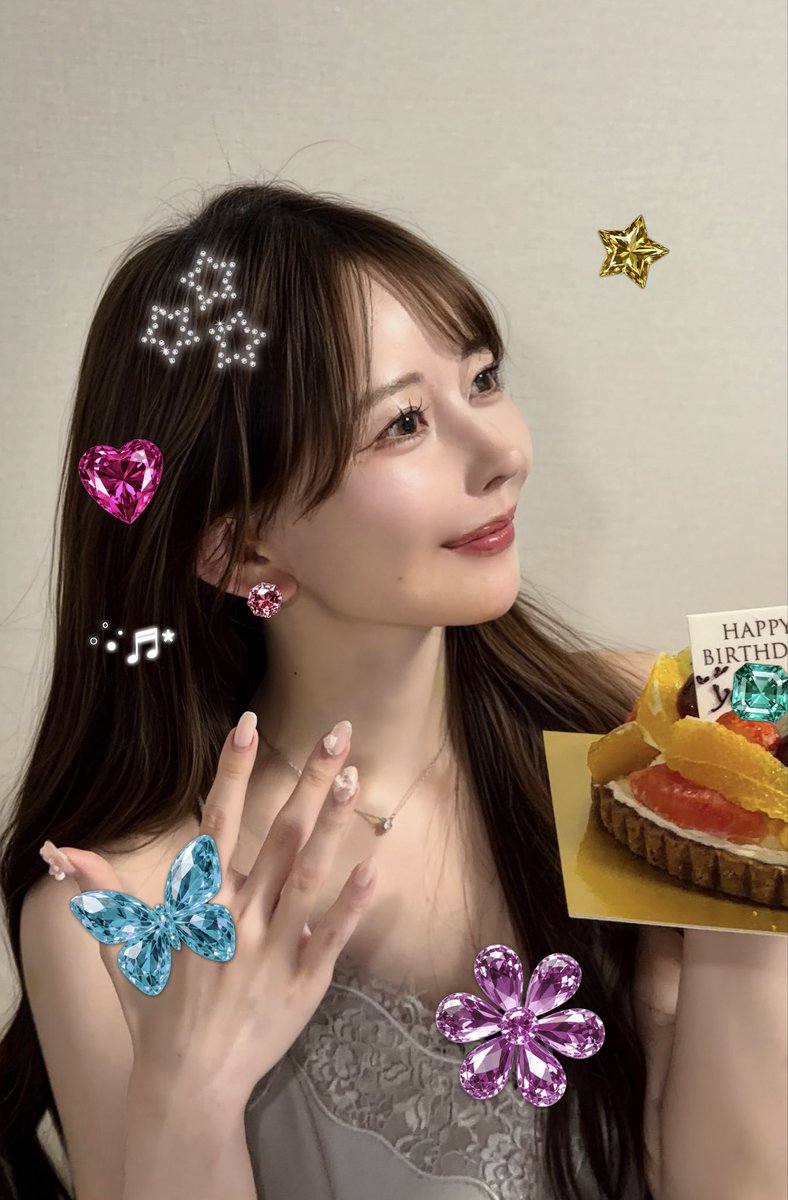 今年も
また年齢を重ねました...🎂꙳︎︎ ⟡

てか、Meituのフラッシュ加工使えば暗い場所で撮っても自動で顔全体に光あててくれるから、後からでも盛れるし、どこでも撮れるやん！ってことに気づいた今日この頃。
 PR https://t.co/X3mcBjZBcc
