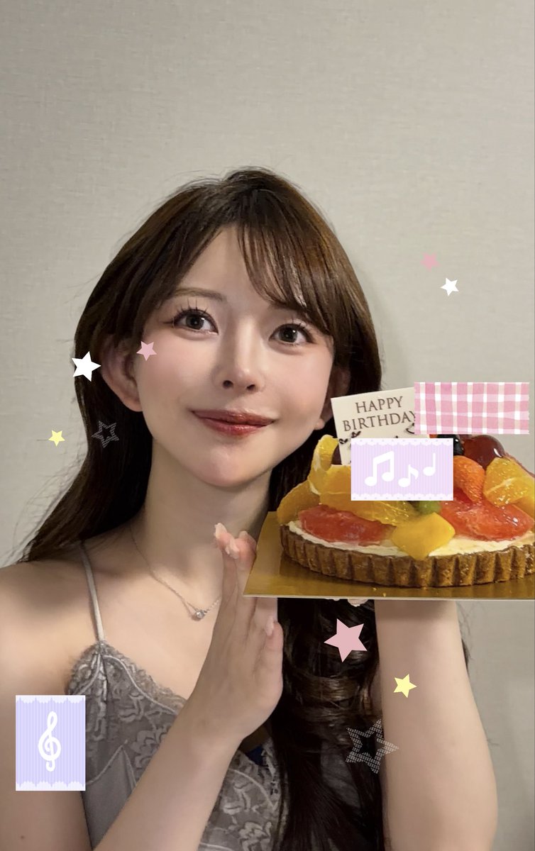 今年も
また年齢を重ねました...🎂꙳︎︎ ⟡

てか、Meituのフラッシュ加工使えば暗い場所で撮っても自動で顔全体に光あててくれるから、後からでも盛れるし、どこでも撮れるやん！ってことに気づいた今日この頃。
 PR https://t.co/X3mcBjZBcc