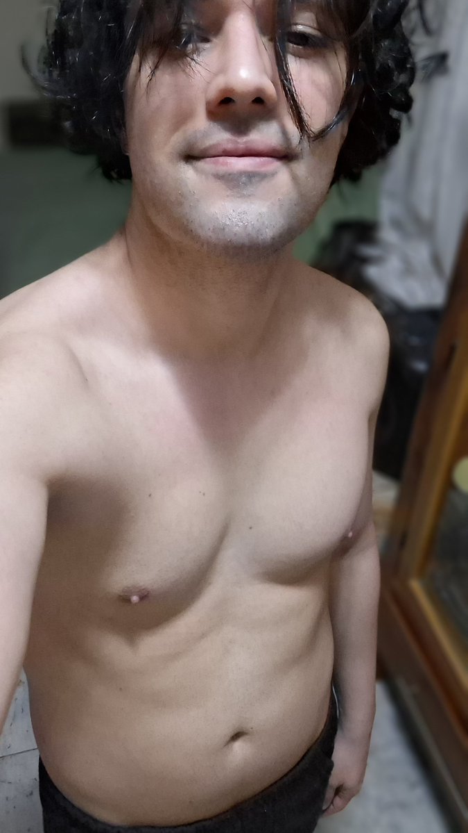 betoeosrobos's tweet photo. resolvi raspar td. Deve ter anos que não vejo minha cara lisa assim https://t.co/aGmtCOh18a