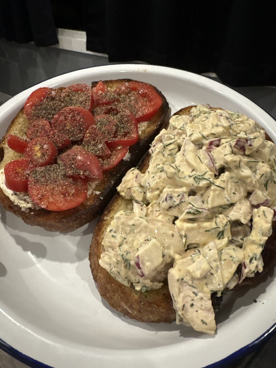 YumYumWpg's tweet photo. Mmm 😋 Grilled up some sourdough. Had couple cooked chicken breasts in fridge to use up so made Chicken Salad! Added mayo, Dijon mustard, red onion 🧅, fresh dill, salt 🧂 and pepper! And fresh tomatoes 🍅 from my garden 🪴! #yumyumwpg #simplesupper #eatfresh #SundaySupper https://t.co/Bd1GoYKA2k