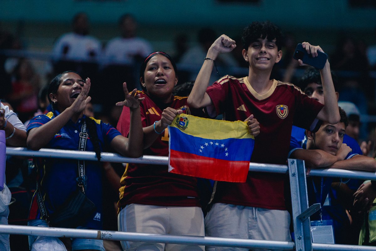 FVF_Oficial's tweet photo. 𝐆𝐫𝐚𝐜𝐢𝐚𝐬, 𝐜𝐡𝐚𝐦𝐚𝐬, por defender nuestros colores con entrega y orgullo.

🇻🇪 𝑉𝑒𝑛𝑒𝑧𝑢𝑒𝑙𝑎 𝑒𝑠𝑡𝑎́ 𝑜𝑟𝑔𝑢𝑙𝑙𝑜𝑠𝑎 𝑑𝑒 𝑢𝑠𝑡𝑒𝑑𝑒𝑠.

#SiempreVinotinto https://t.co/VZxujmxws5