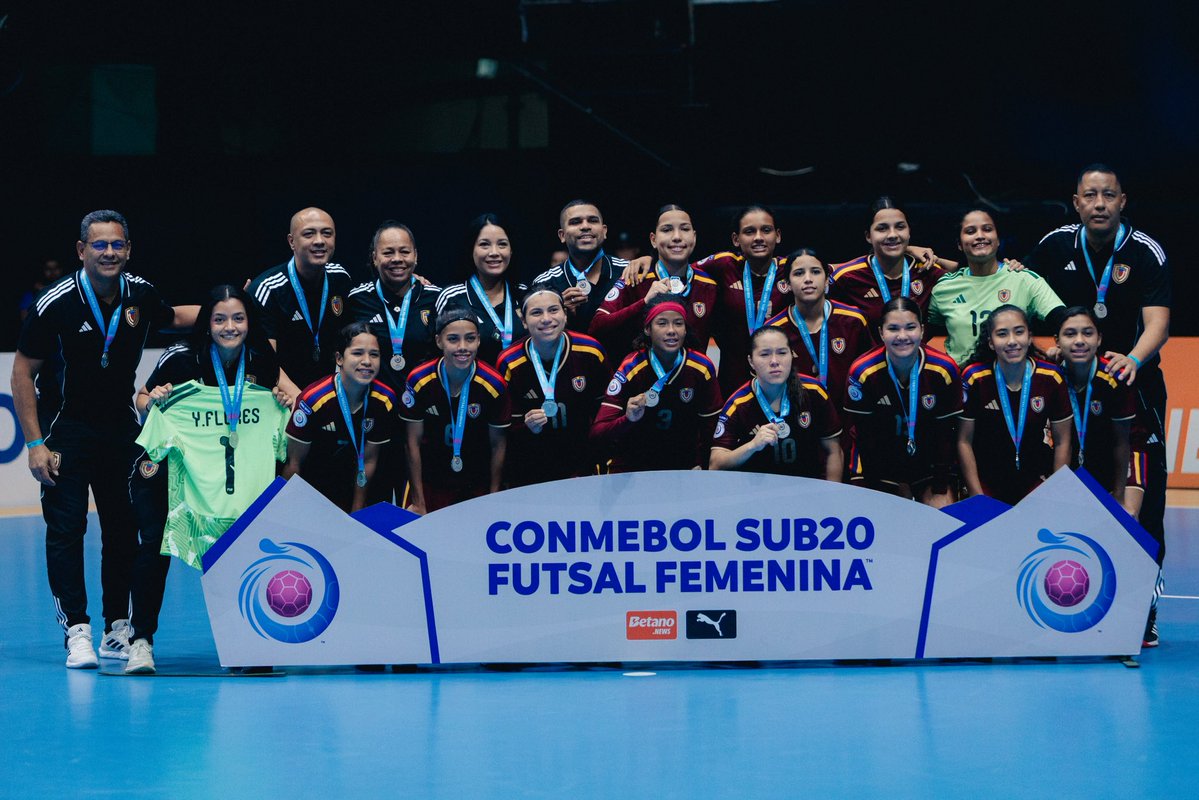 FVF_Oficial's tweet photo. 𝐆𝐫𝐚𝐜𝐢𝐚𝐬, 𝐜𝐡𝐚𝐦𝐚𝐬, por defender nuestros colores con entrega y orgullo.

🇻🇪 𝑉𝑒𝑛𝑒𝑧𝑢𝑒𝑙𝑎 𝑒𝑠𝑡𝑎́ 𝑜𝑟𝑔𝑢𝑙𝑙𝑜𝑠𝑎 𝑑𝑒 𝑢𝑠𝑡𝑒𝑑𝑒𝑠.

#SiempreVinotinto https://t.co/VZxujmxws5