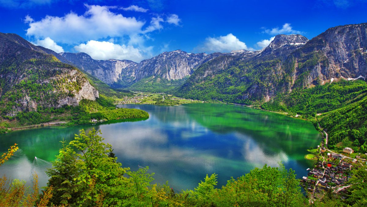 excurzilla's tweet photo. Save these Hallstatt essentials 🧂: explore Marktplatz, visit St. Michael’s ossuary, and allow time for the salt mines above the lake.

Read the full guide: https://t.co/8Ey1jA2CAo

#Hallstatt #Austria #Excurzilla https://t.co/VW5Yi0pKUY