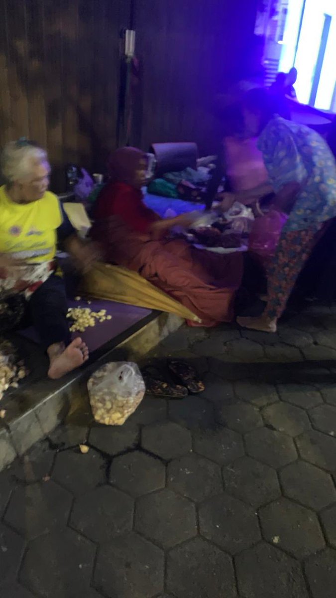 MbudDull's tweet photo. “Mbud, still up?”
“Baru sampai rumah, pripun”
“Bisa bantu distribusiin nasi ga? Aku titip ke SegoSedulur ya?”
“Siaaaap”
Sehat selalu, rejeki melimpah 😍🙏
#SegoSedulur https://t.co/9xtJt2kg2n