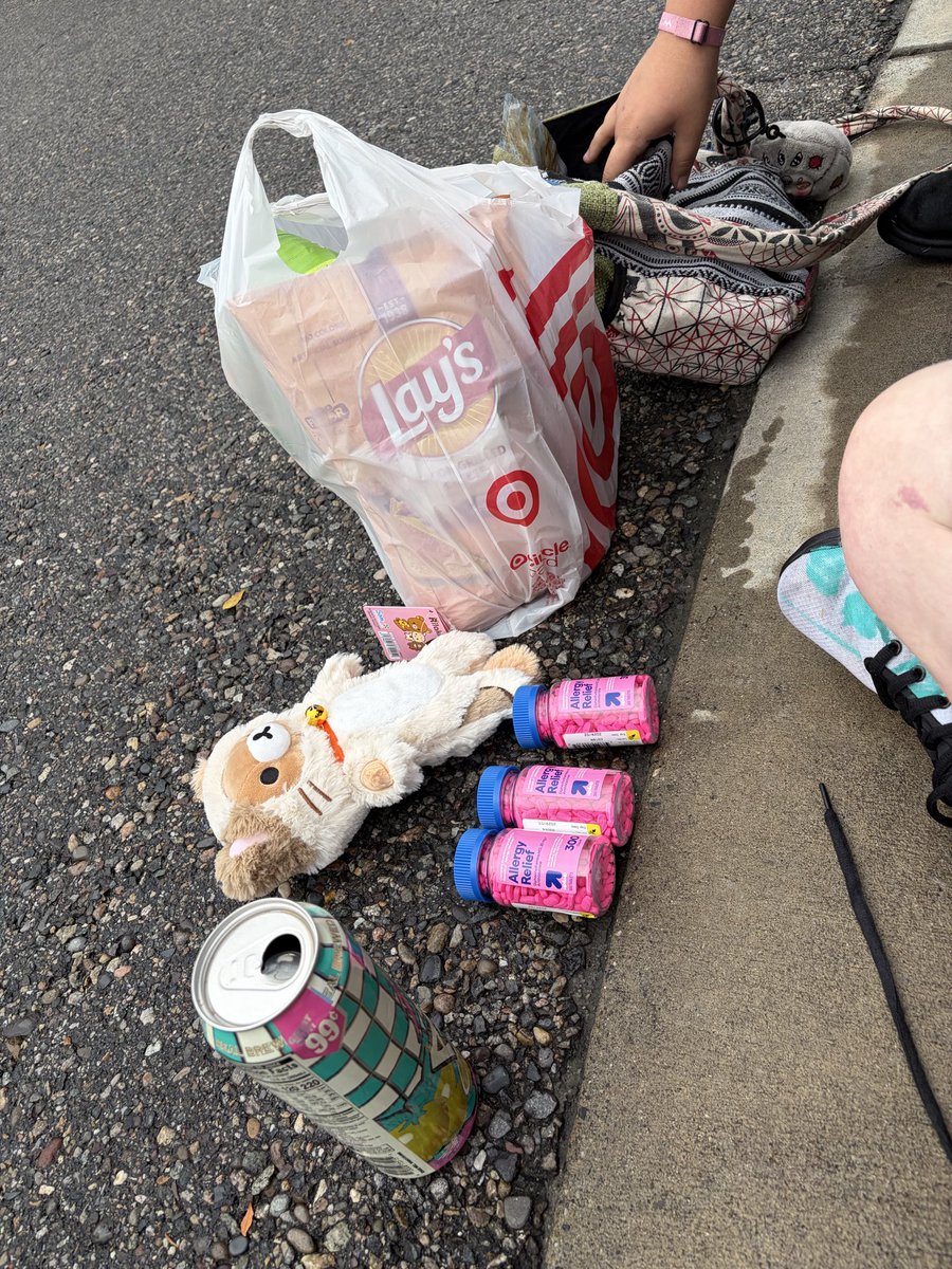 MuichitoTokito's tweet photo. Went on a lick td with pookies #drugtwt #kleptotwt
First location 
Albertsons: -Benadryl ich cream
-Arizona tea
Second location 
Target: -drug store Benadryl 
-chips https://t.co/OjvfBWzs3m
