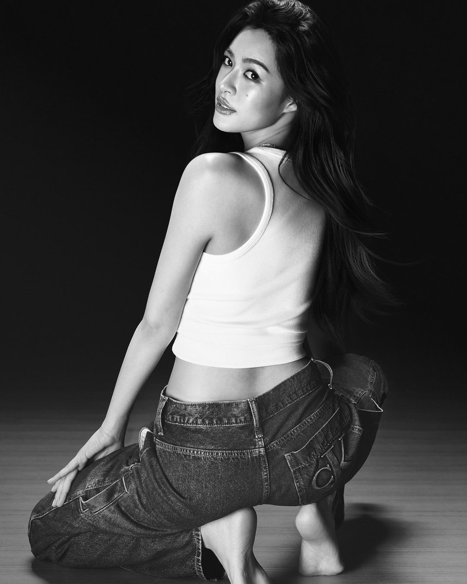 VogueThailand's tweet photo. #VogueReports Calvin Klein คว้า ‘หลิงหลิง-ศิริลักษณ์’ ขึ้นแคมเปญ Fall 2026 เปิดตัวเดนิมนวัตกรรมใหม่ ‘Thermolite’
.
Calvin Klein @CalvinKlein เปิดตัวแคมเปญเดนิมประจำฤดูใบไม้ร่วง 2026 ‘Feel the Fit’ อย่างยิ่งใหญ่ทั่วภูมิภาคเอเชีย โดยได้นักแสดงสาวชาวไทย ‘หลิงหลิง-ศิริลักษณ์’ @linglingsirilak มาร่วมถ่ายทอดความมั่นใจ ผ่านไอเท็มเดนิมชิ้นไอคอนิก เทคโนโลยีผืนผ้า Thermolite สู่กางเกงยีนส์ทรงยอดฮิตอย่าง ทรงเอวสูงขาม้า ทรงตรง ทรงขากว้าง และกางเกงยีนส์ทรงแบ็กกี้เอวต่ำฟอกสี ที่จะนำมามิกซ์แอนด์แมตช์กับแจ็กเก็ตเดนิมทรงคลาสสิก หรือเลือกใส่คู่กับแจ็กเก็ตเดนิมทรงทรักเกอร์ ก็สามารถคอมพลีตลุคสตรีตสไตล์ ตามแบบฉบับของ ‘หลิงหลิง’ ได้อย่างสบายๆ #CalvinKlein #LinglingKwongxCalvinKlein

Photo: Courtesy of Calvin Klein