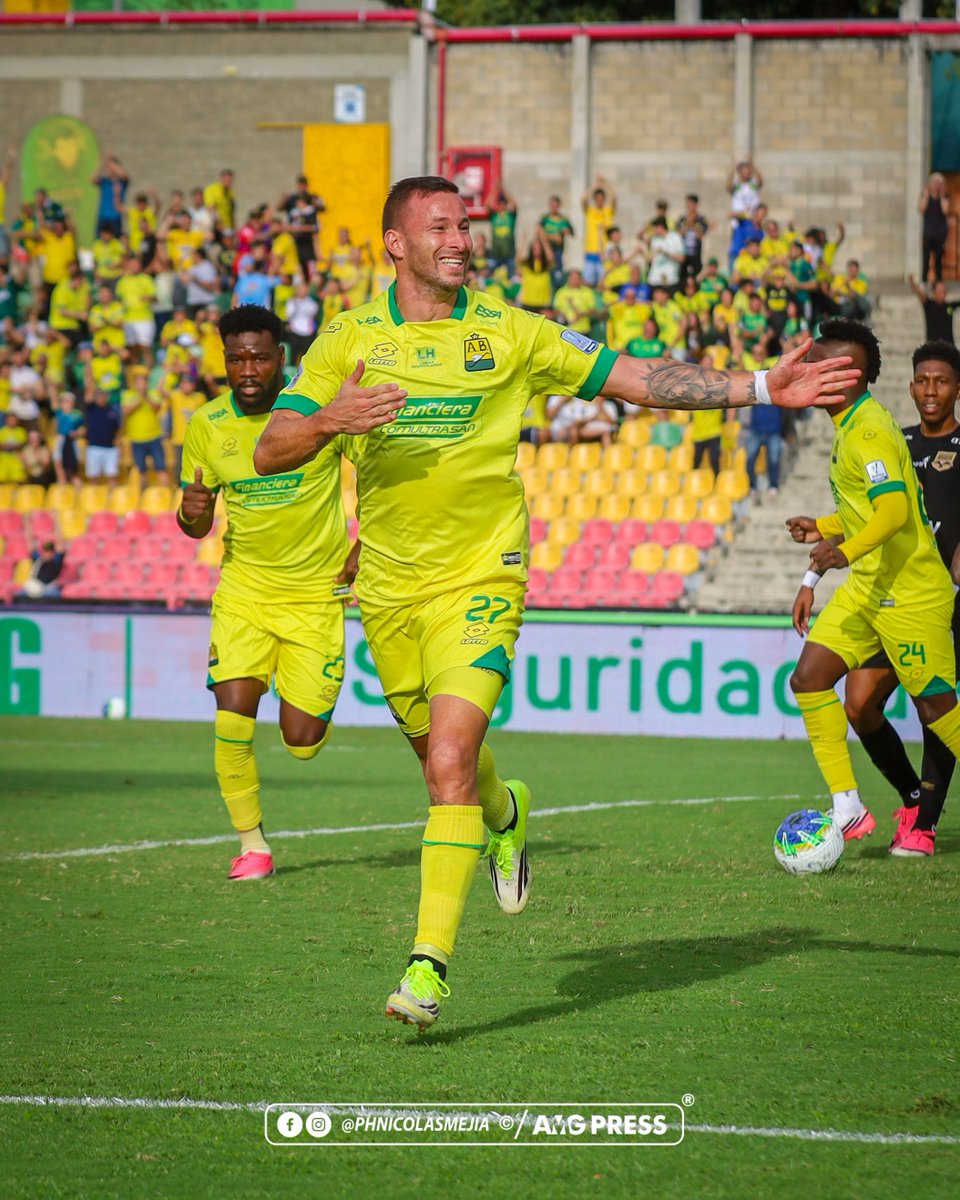 PhNicolasMejia's tweet photo. 🟡🟢 ¡El Leopardo rugió en el Américo Montanini! 🐆🔥 Atlético Bucaramanga venció 2-0 a Internacional de Bogotá, mantuvo su invicto y celebró con su afición. ⚽ Pons llegó a 36 goles y Batalla a 6. 📸 Orgullo santandereano. #AtléticoBucaramanga #LigaBetPlay #AMGPress https://t.co/gxnRkl07LY