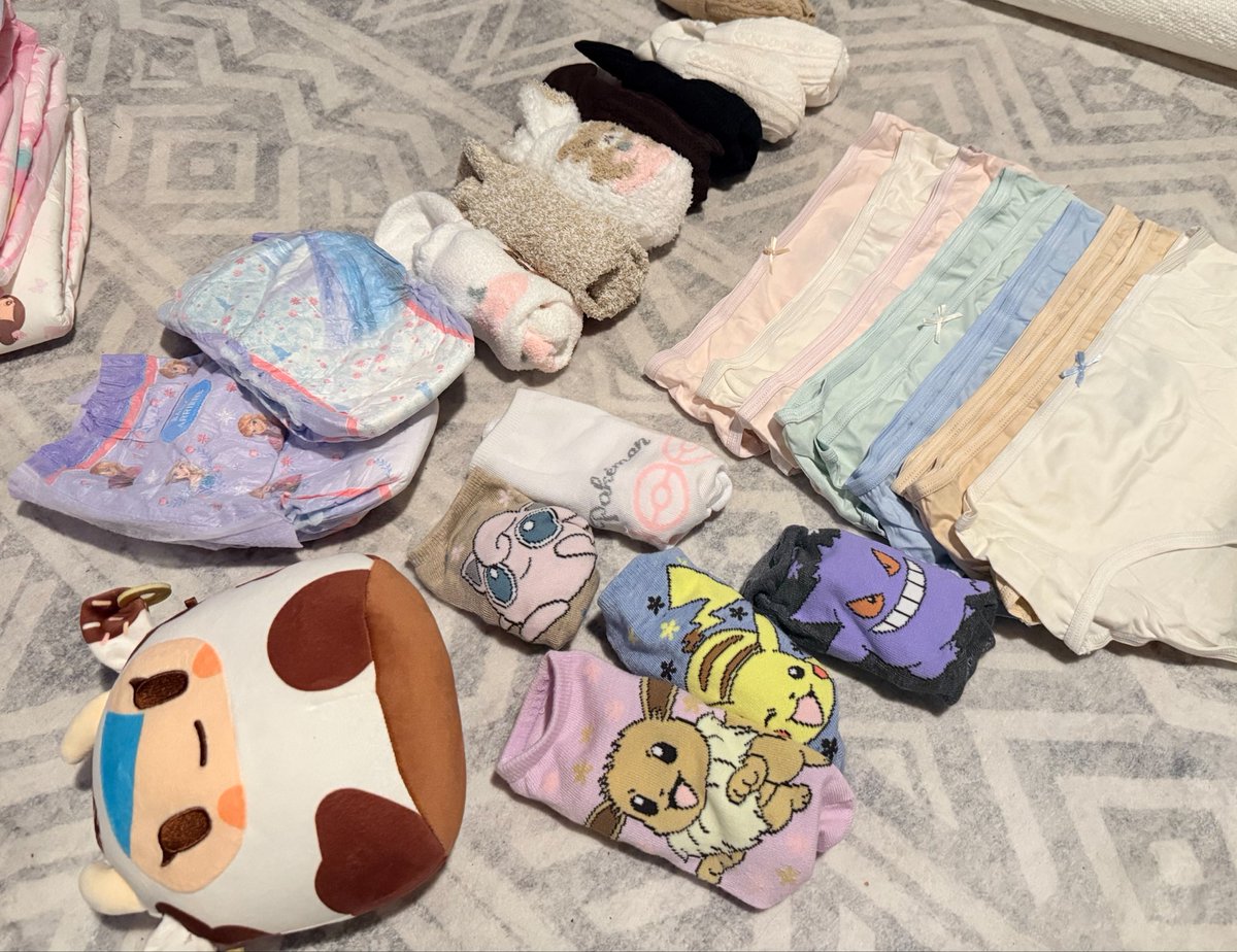 littleclarybear's tweet photo. mommi n me went shopping,,, heheheh :3 first pic is all hers and the rest is miiiiineeee including the frozen goodnites (will update) mwah! 🩷🧸 https://t.co/P1dXJTzd9s