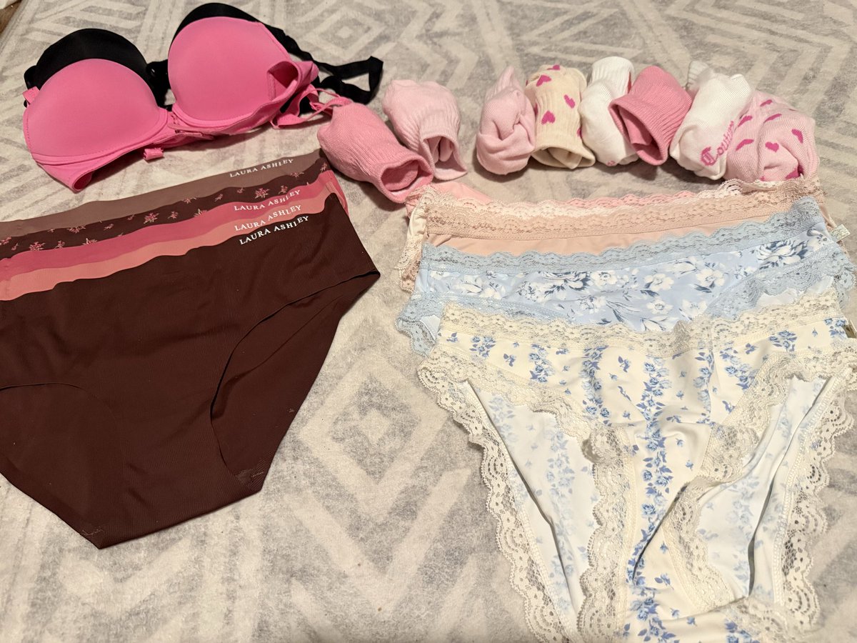 littleclarybear's tweet photo. mommi n me went shopping,,, heheheh :3 first pic is all hers and the rest is miiiiineeee including the frozen goodnites (will update) mwah! 🩷🧸 https://t.co/P1dXJTzd9s