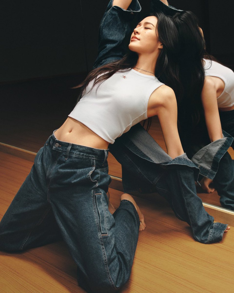 HealJaiEnt's tweet photo. Calvin Klein เปิดตัวแคมเปญเดนิม Fall 2026 “Feel the Fit” ในเอเชีย ถ่ายทอดโดย หลิงหลิง คอง
 
￼Calvin Klein เปิดตัวแคมเปญเดนิมประจำซีซัน Fall 2026 “Feel the Fit” ทั่วเอเชีย นำแสดงโดย หลิงหลิง คอง นักแสดงสาวชาวไทย ที่มาร่วมถ่ายทอดความมั่นใจอย่างเป็นธรรมชาติผ่านเดนิมไอคอนิกของ Calvin Klein 
 
สำหรับ Fall 2026 Calvin Klein นำเทคโนโลยีมาผสานเข้ากับกางเกงยีนส์รุ่นไฮไลต์ประจำซีซัน ทั้งกางเกงยีนส์เอวสูงทรงขาม้า (High Rise Flare) กางเกงยีนส์ทรงตรงสไตล์ยุค 90 (90s Straight) และกางเกงยีนส์ทรงขากว้าง (Wide Leg Jean) ซึ่งมาพร้อมเทคโนโลยี Thermolite ที่ช่วยเพิ่มความอบอุ่น ขณะเดียวกันก็ยังคงสัมผัสเบาสบาย เหมาะสำหรับสวมใส่ในช่วงที่อากาศเย็นลง
 
ส่วนกางเกงยีนส์ทรงแบ็กกี้ (Low Rise Baggy Jean) กลับมาในงานฟอกสีใหม่ สามารถจับคู่กับแจ็กเก็ตเดนิมทรงคลาสสิกเพื่อสร้างลุคดับเบิลเดนิม หรือเลือกสวมกับแจ็กเก็ตเดนิมทรงทรักเกอร์แบบเปิดด้านหน้า เพื่อคอมพลีตลุคเท่สบายๆ สำหรับวันลำลอง
 
พบกับคอลเลกชันเดนิม Fall 2026 ได้แล้ววันนี้ที่ร้าน Calvin Kleinทั่วประเทศและช่องทางออนไลน์

#CalvinKlein
#LingLingKwong
#LingLingxCalvinKlein
