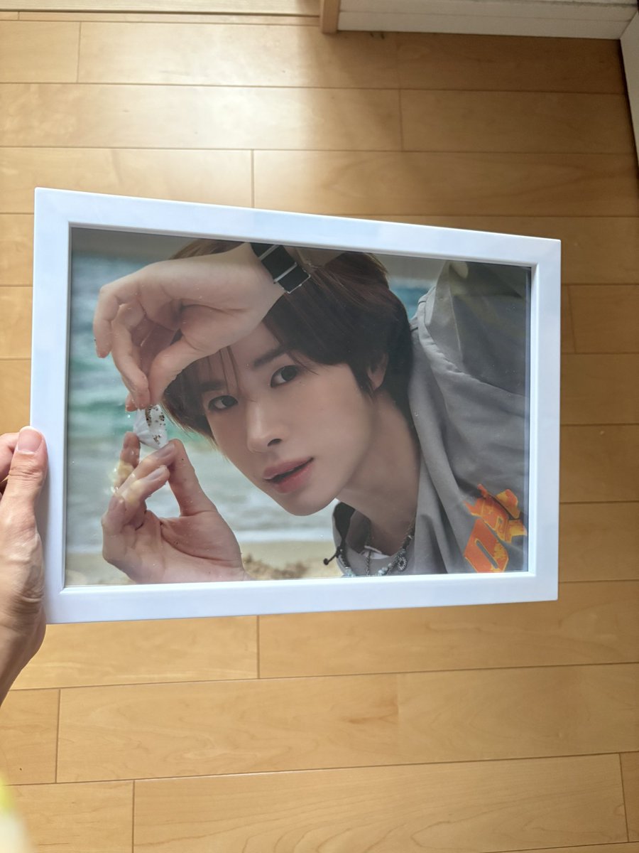 k__na03's tweet photo. 当選したパネル分厚くて元々額縁に付いてる留め具使い物にならなくてマステ固定
使い方絶対違う
頭痛すぎて頭回らんけど他にいい方法あるんか？ https://t.co/TsTZ77JsJ2