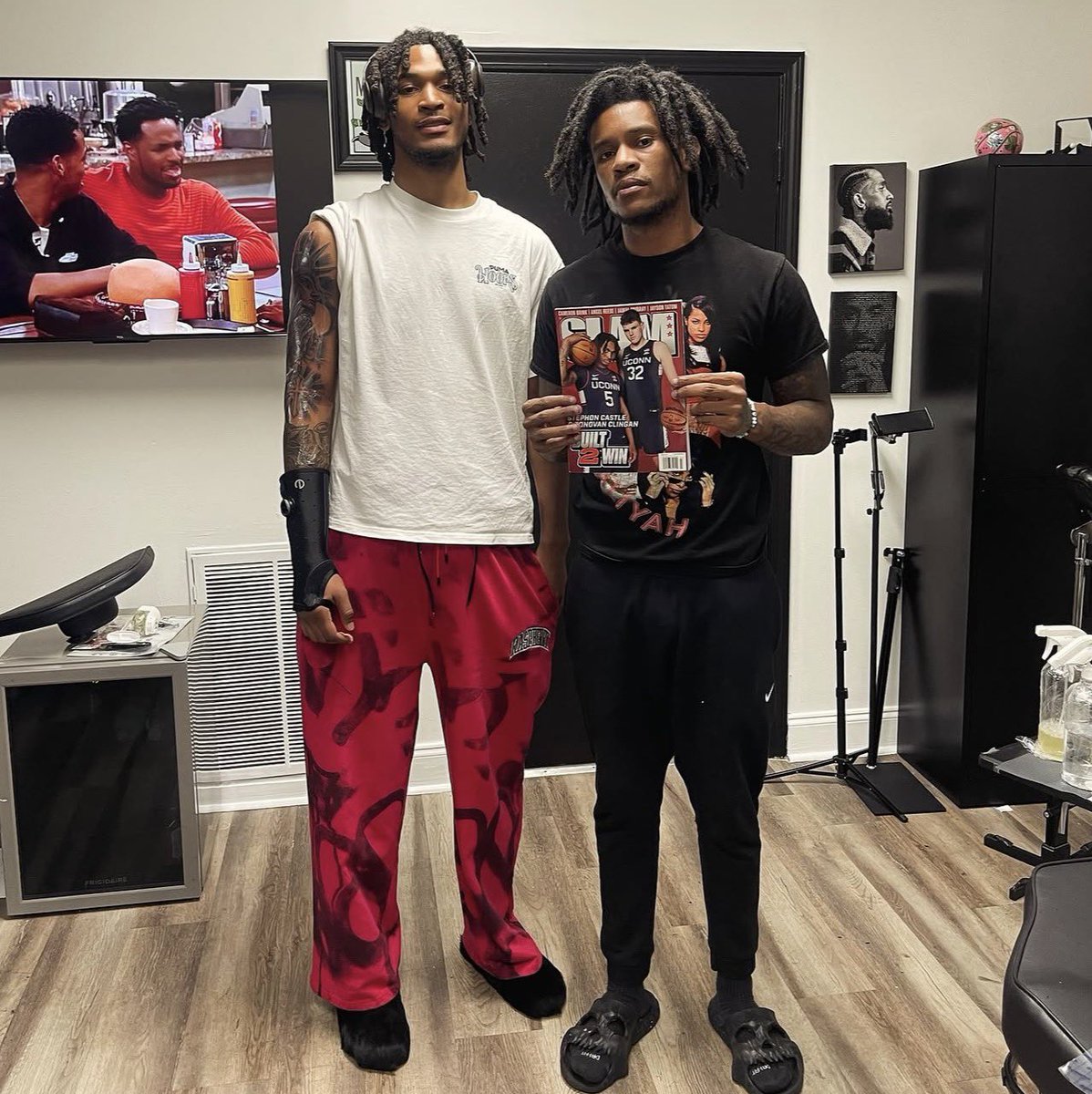 hourlyspurs's tweet photo. stephon castle getting his tattoo done https://t.co/DnF9oLWm2N