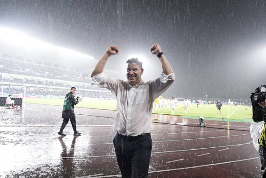 tomodadadada's tweet photo. 中止になった柏まつりは町田で開催されていた。台風のように不安を吹き飛ばす。雨、町田、無敗の首位、濡れたピッチ。全てにおいて不利かと思われていたが圧倒的にレイソルペース。なぜリードされたか不明な前半を過ごすが全北で��経験を生かした枠内祭り。失敗を経て進化した。
柏まつりは見事に閉幕 https://t.co/OOSSayohBm