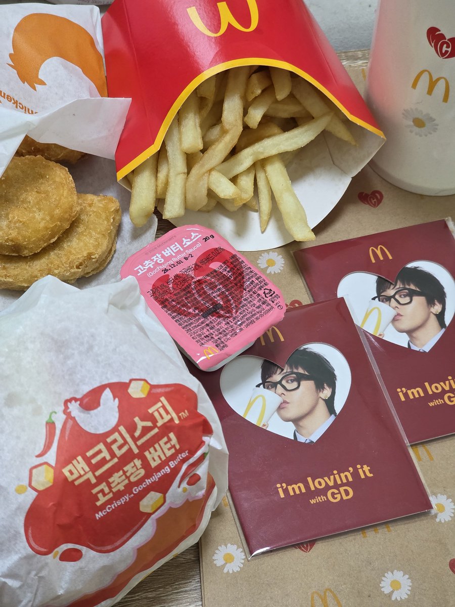 Ja739762's tweet photo. 맥날 포카 사먹으러 갔다왔어용ㅎㅎㅋ우리 주변은 한적해서 쉽게 받아떠유 가족꺼두 사와서 포카 두세트 ㄱㅇㄷ https://t.co/jJxjgKRg27