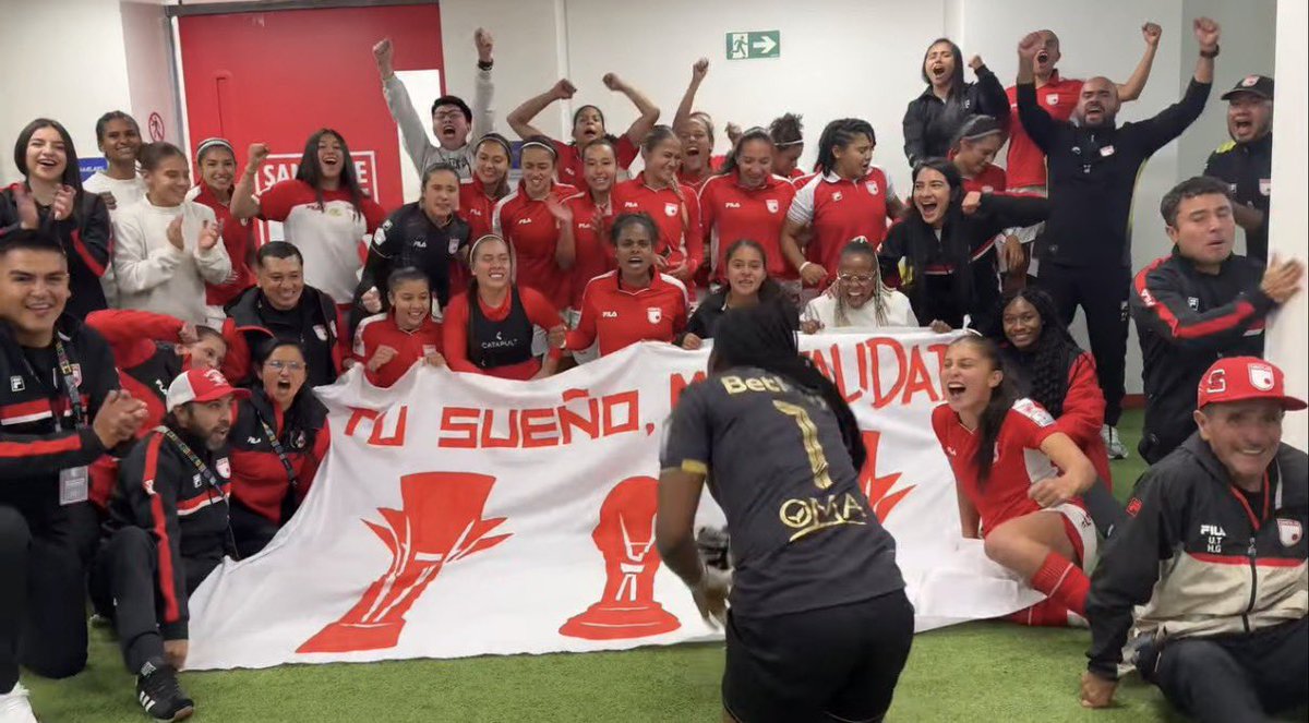 RescobarFC's tweet photo. Como les van a sacar esa bandera 😭

Son enormes las leonas, que manera de educar. https://t.co/8sCru3JrwK