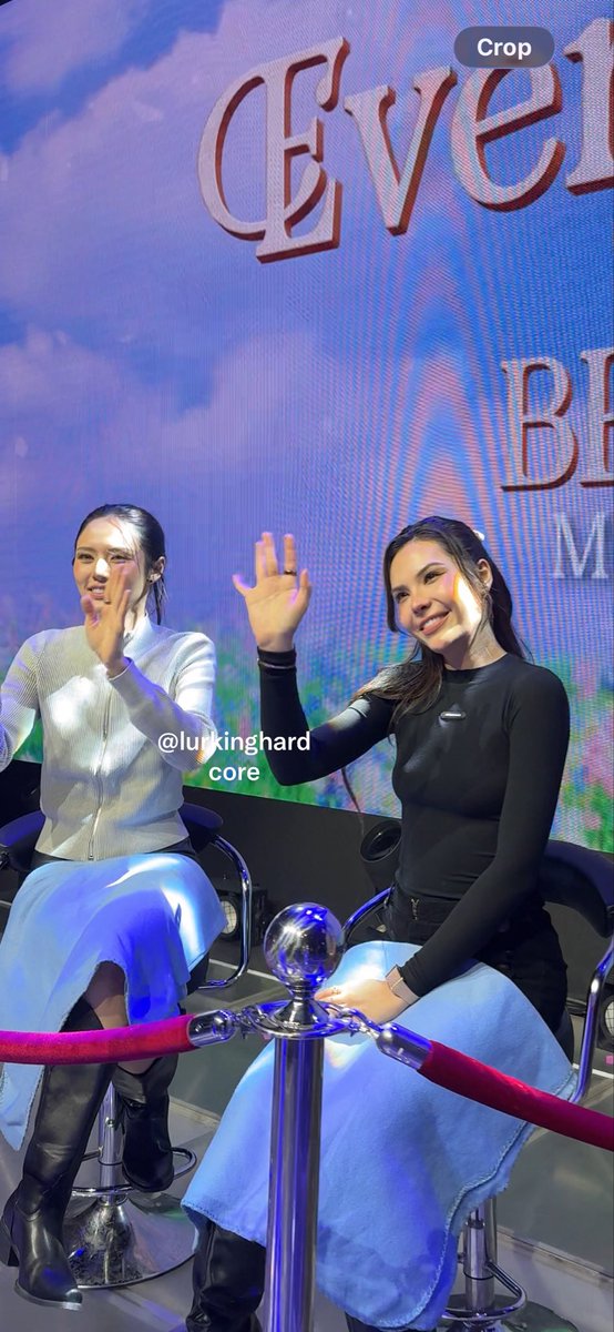 lurkinghardcore's tweet photo. buti maganda kuha ng friend ko sa likod dahil shaky yung kamay ko mag vid sa kaba huhu mamatay matay ako sa tingin ni mickey mawr 😭 ganda nyo both 😵 #LMSY https://t.co/PRGDFQdUmE