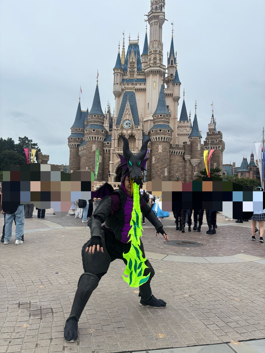 YUYU219337867's tweet photo. キャストさん
        「ドラゴンだ！炎はかれちゃう💦」

私 
    「本当に吐けますよ（炎エフェクト出す）」

キャストさん
                 「本当に吐いたwwwww」

#Dハロ仮装
#Dハロ仮装2026 https://t.co/V9stcXdIip