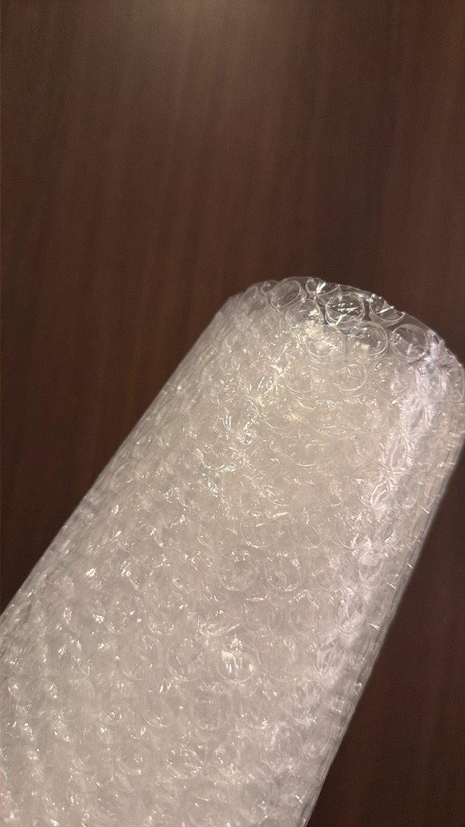 bbueing01's tweet photo. 원작 아크릴이랑 거리산책 진묘 받고 낼 한국 돌아가야 함 그래서 내가 한국에서 가장 중요하게 챙겨온 것: https://t.co/hQQjbP24MZ