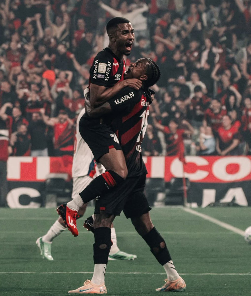 _CAPTT's tweet photo. Vargas já se sente em casa.
É muito cara do Athletico.

📸 Jow Baker https://t.co/RNBHoDGWOT