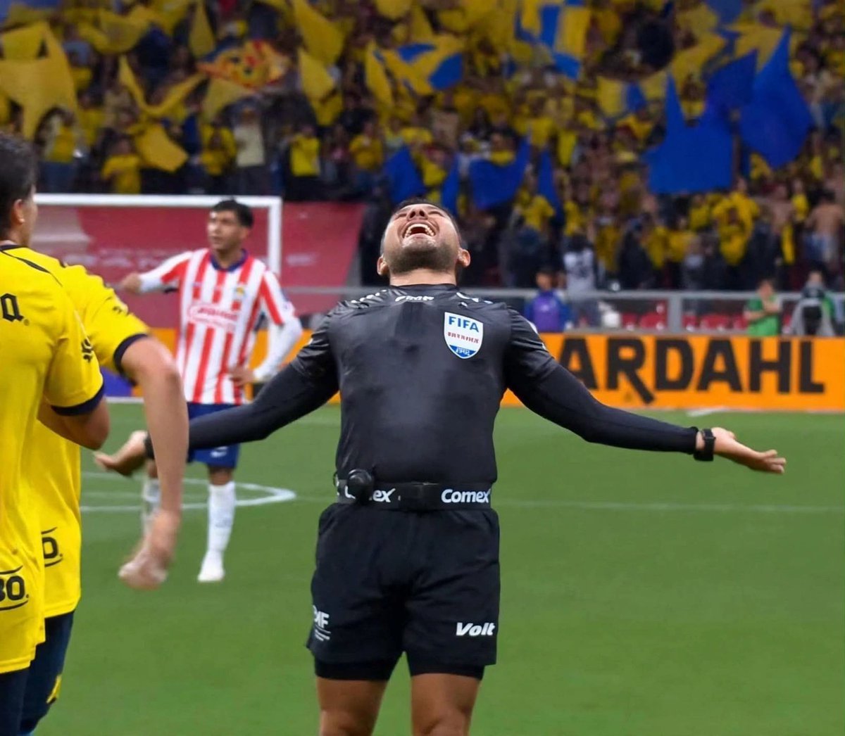 Rojiblanca25MA's tweet photo. Creo que a Víctor Cáceres lo van a congelar, por este ademán que le hizo a Henry Martín, dándole a entender que estaba fingiendo la falta. https://t.co/lA5Db6uTz8