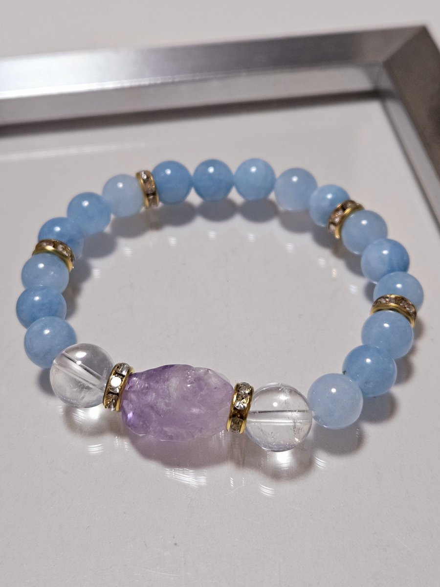 Lino__86's tweet photo. 娘にポセイドンと命名された
アメジスト原石とアクアマリンの
デザインブレスレット💙💜

内径16cm

精神安定 リラックス
安眠 魔除け 浄化
アクアマリンには旅のお守りの
効果もあります✧︎*。

メルカリで販売中です✨ https://t.co/SlULK2CMTr