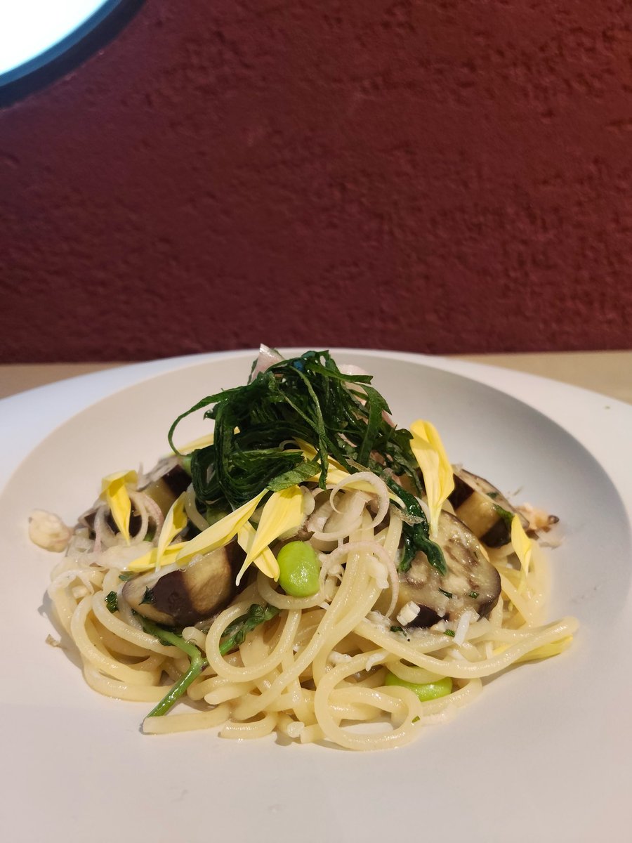 MaaaruiCafe's tweet photo. 【9/21月】

本日は気まぐれパスタのみです。
(まぁるいカフェのパンの日は、本日お休みです。)

和ハーブとしらす、あさりの
オイルスパゲティ

1000

#すぎ��み野菜
枝豆/モロヘイヤ/ナス/大葉 https://t.co/HKfOtqirAO