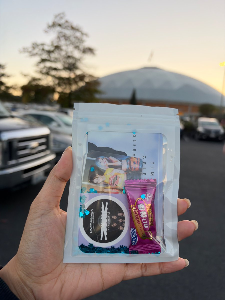 milkieteas's tweet photo. Just got to to tacoma dome have 15 mins to hand out all my freebies for le sseraffim aaaaaa https://t.co/TCbErxT1QX